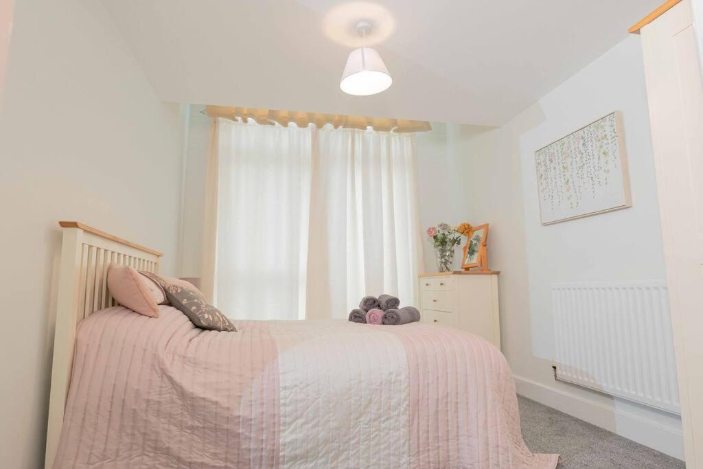 Beautiful 2 Bed in Central Birmingham: A Hidden Gem! view 2