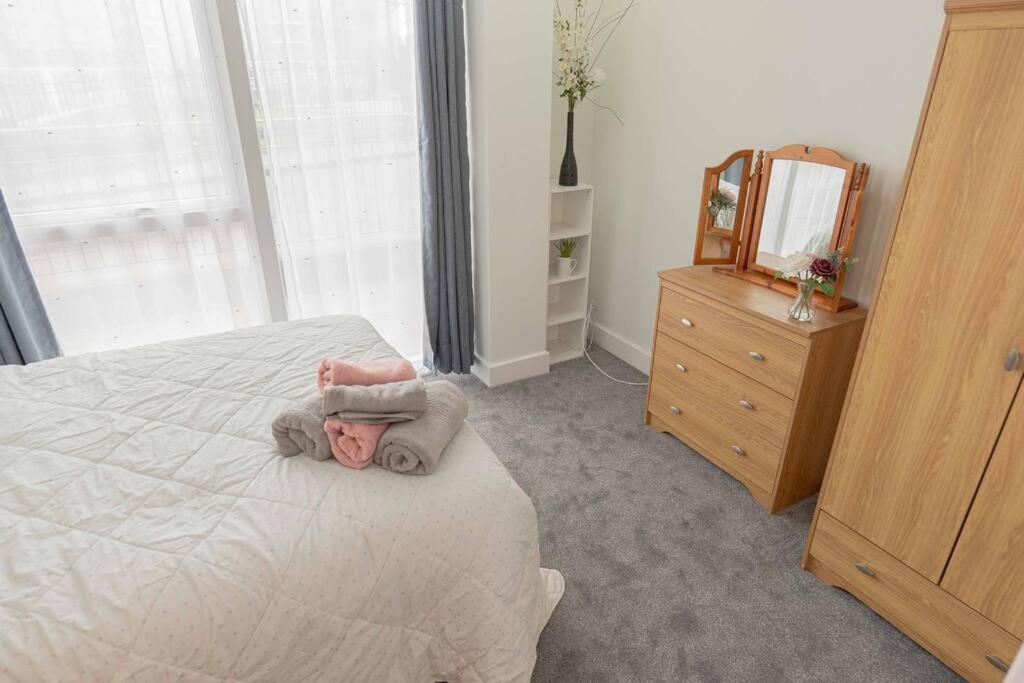 Beautiful 2 Bed in Central Birmingham: A Hidden Gem! view 3