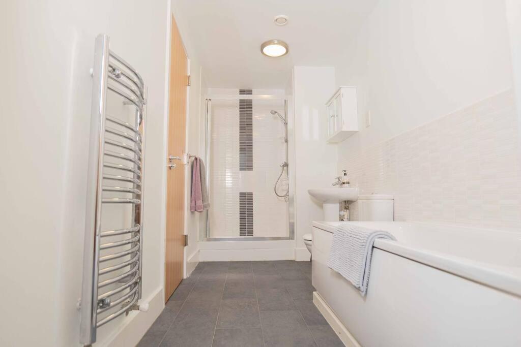 Beautiful 2 Bed in Central Birmingham: A Hidden Gem! view 4