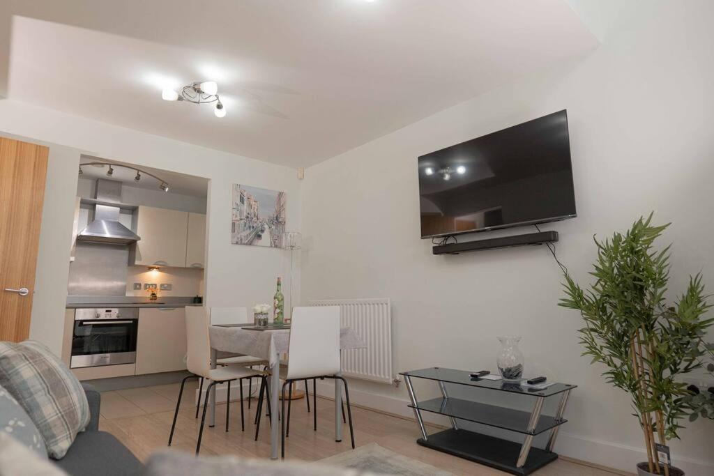 Beautiful 2 Bed in Central Birmingham: A Hidden Gem! view 5