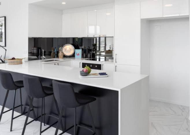 Luxury Private Queen Room with Balcony & Bathroom in Shared Apartment Panorama Gold Coast