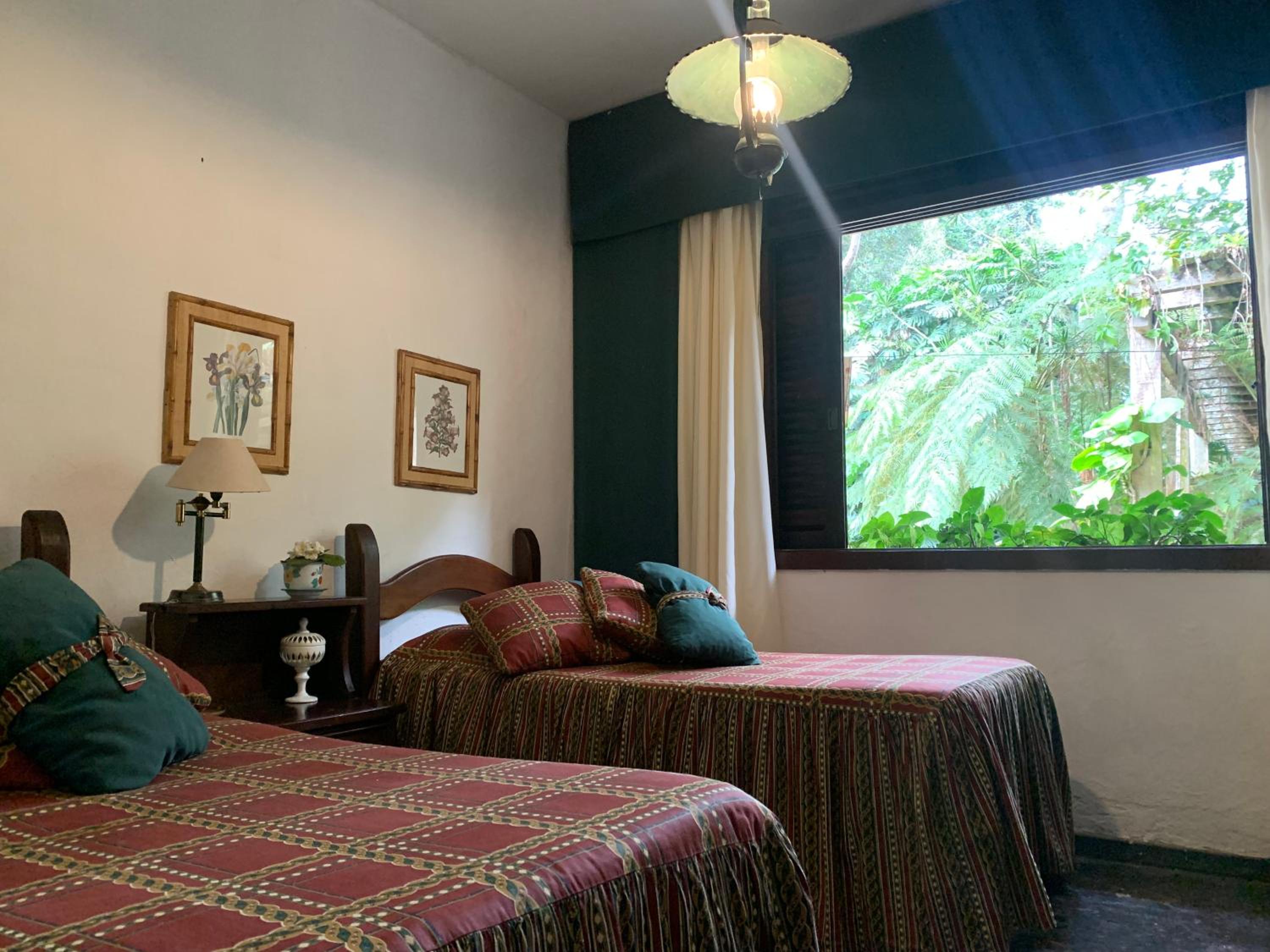 Casa com cachoeira e rio particular