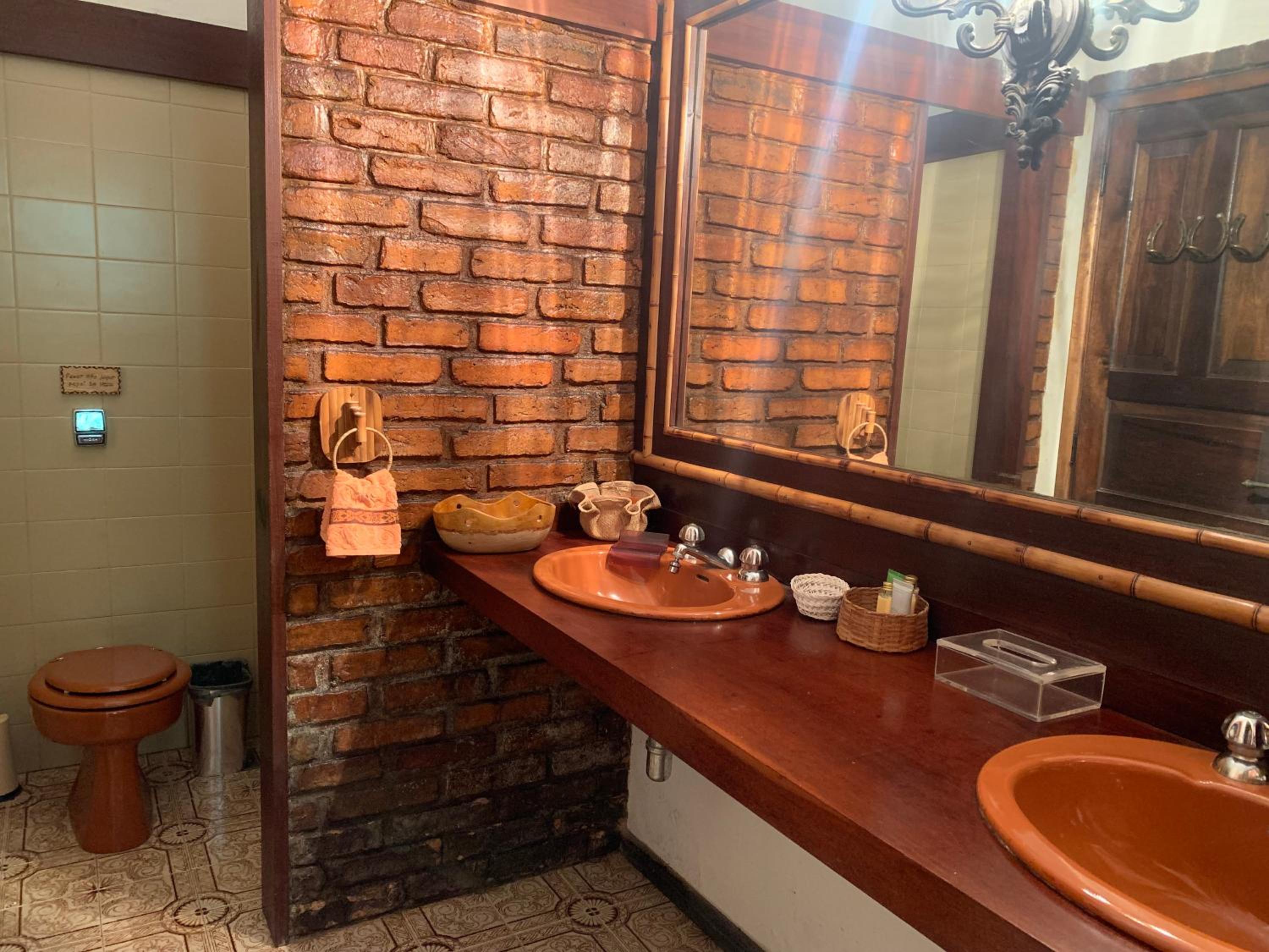 Casa com cachoeira e rio particular