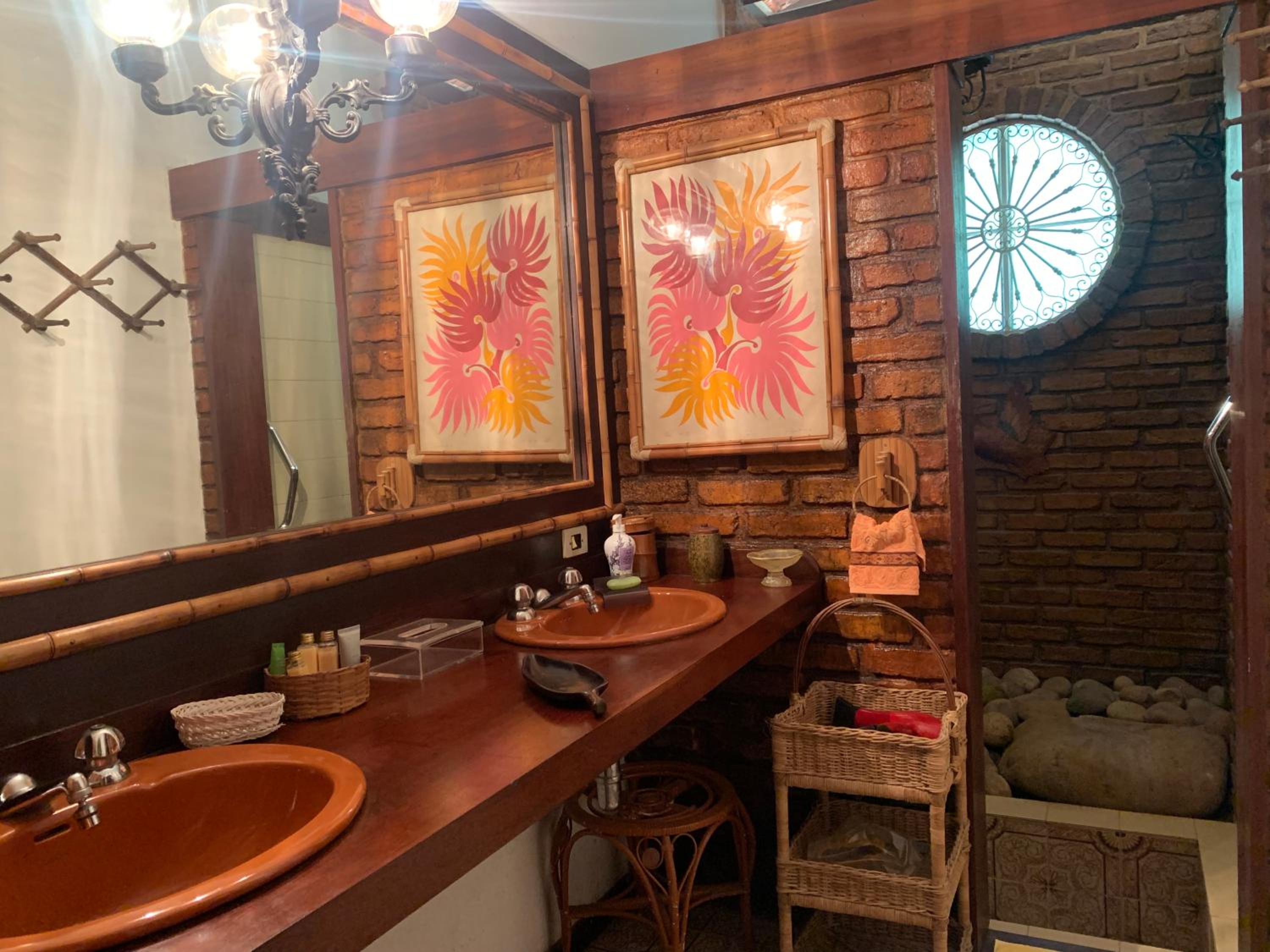 Casa com cachoeira e rio particular