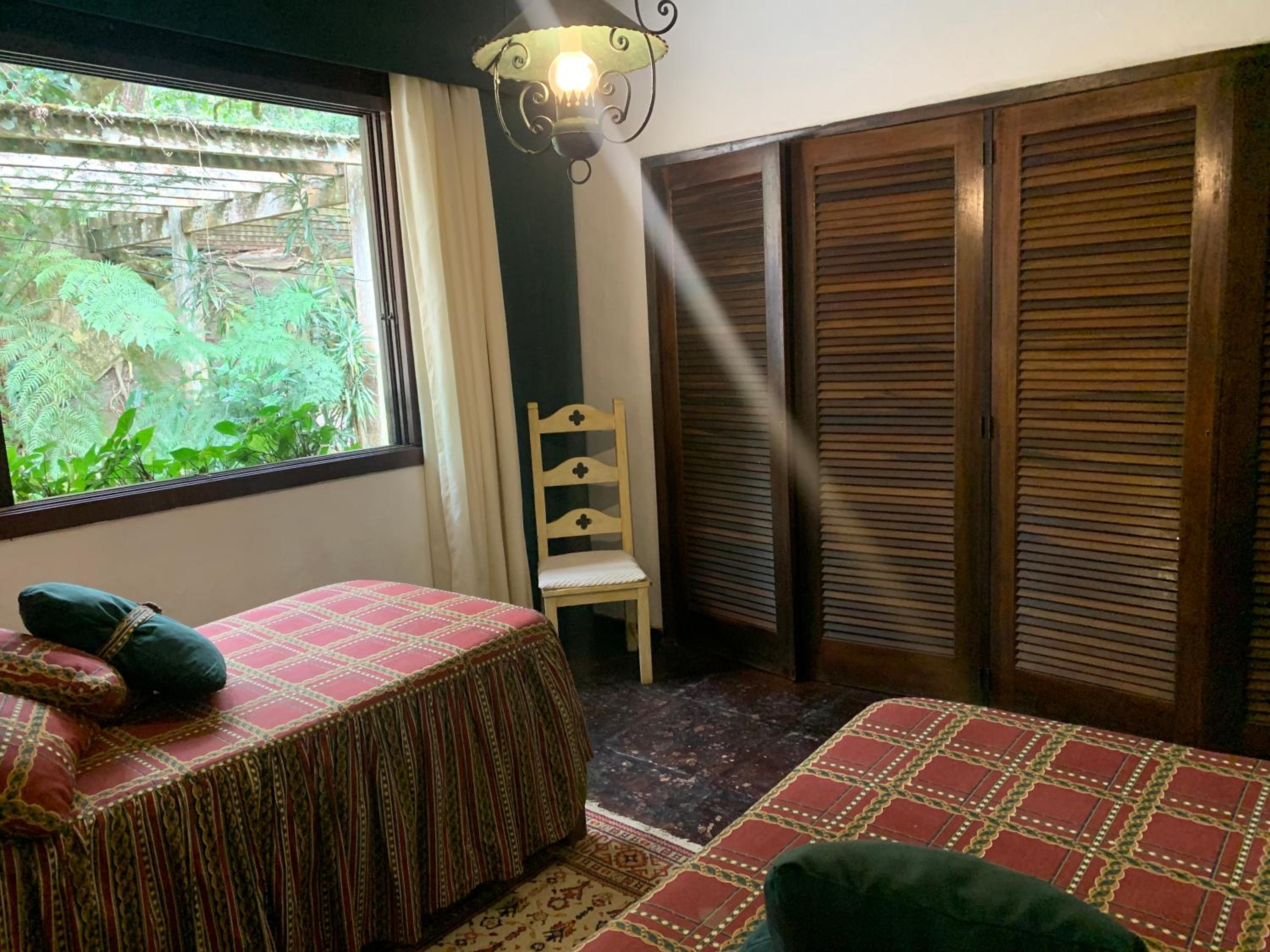 Casa com cachoeira e rio particular