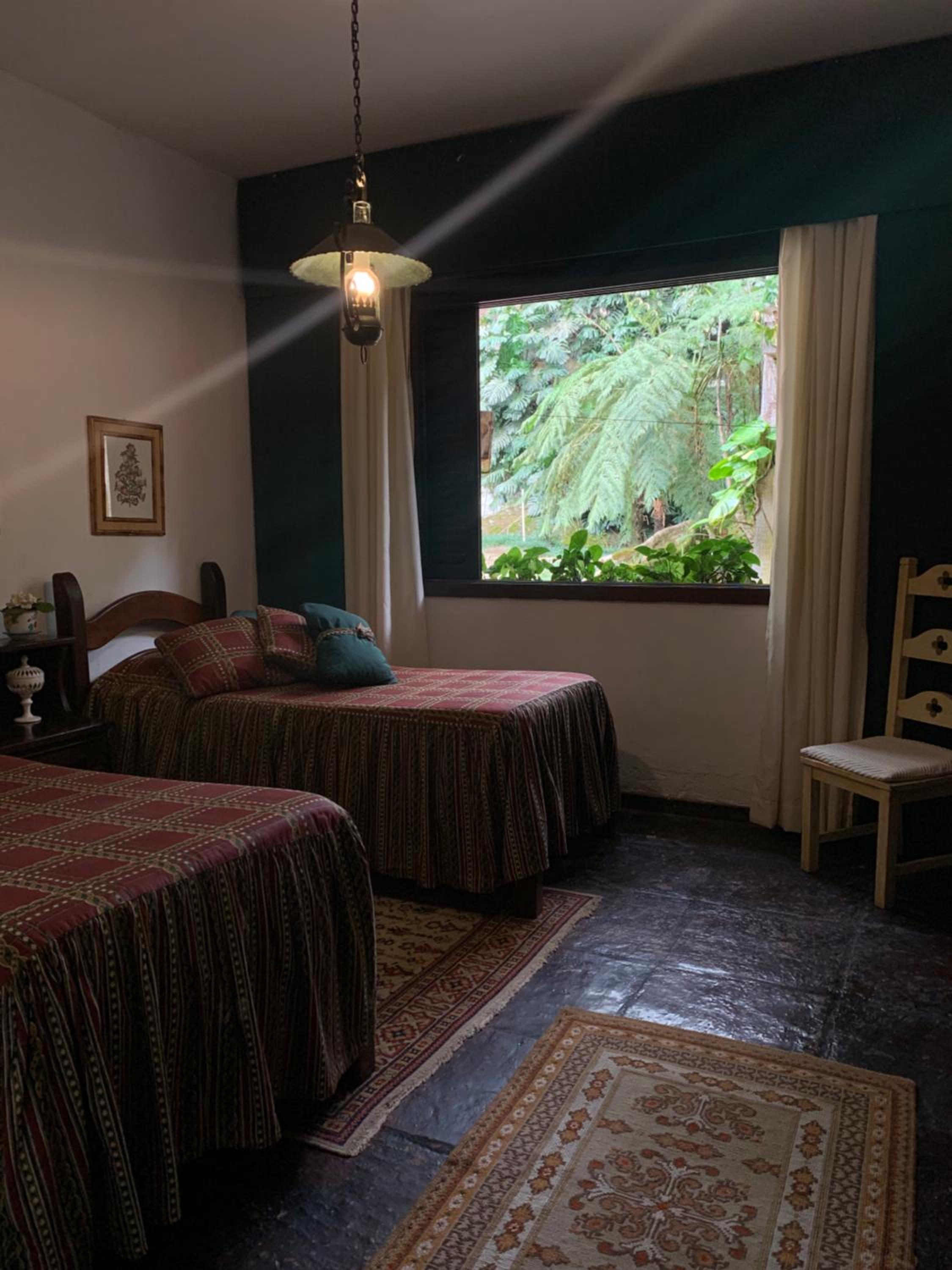 Casa com cachoeira e rio particular