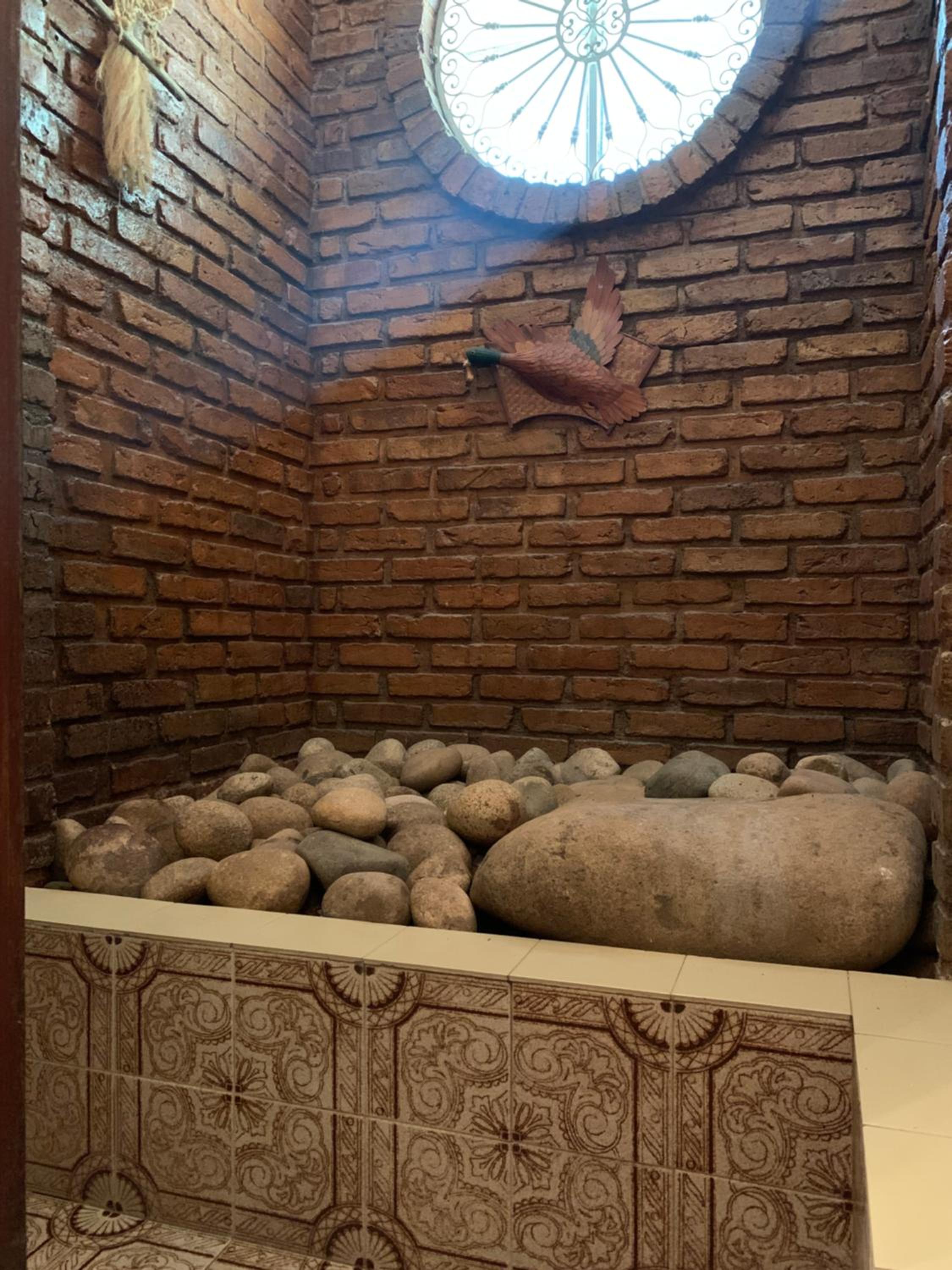 Casa com cachoeira e rio particular
