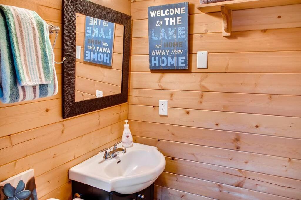 Cottage - Lakeside w/private Hottub near Big White