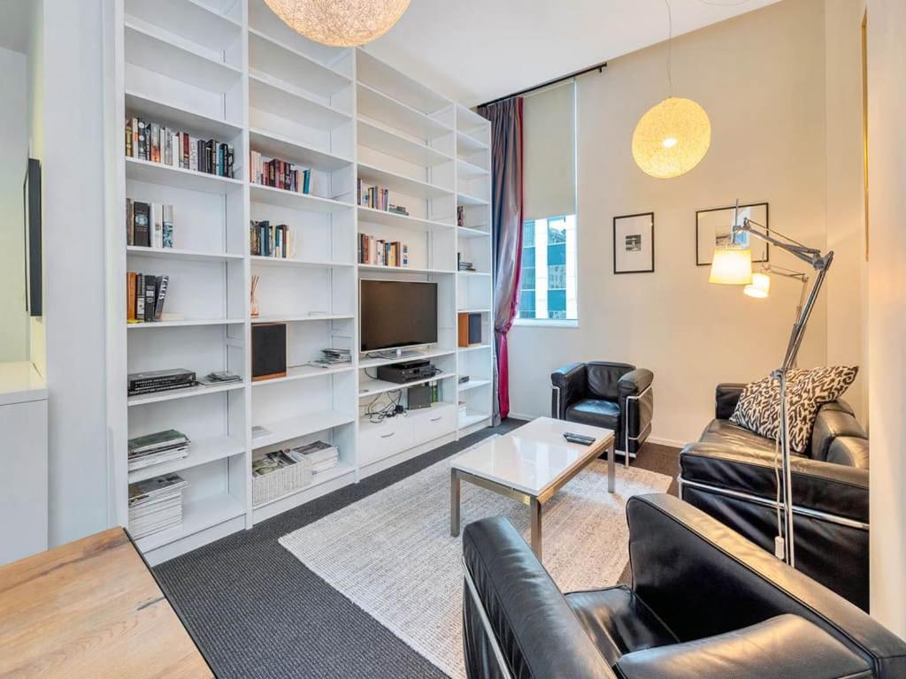 Charming Spacious Two Bedroom in Central CBD view 2