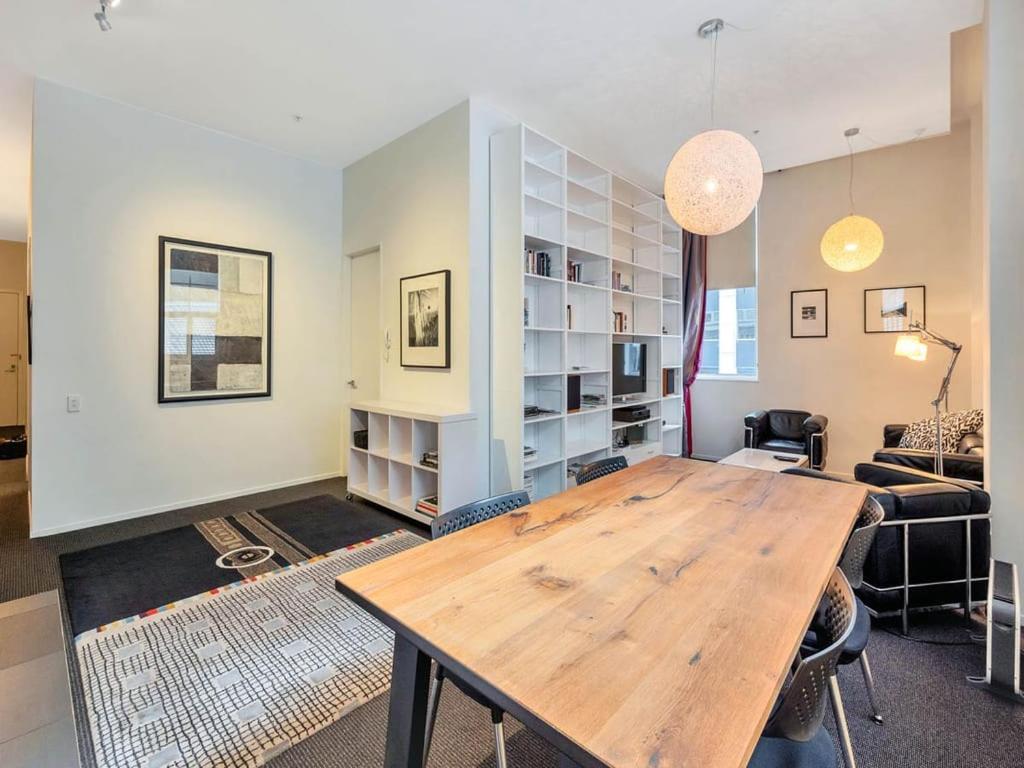 Charming Spacious Two Bedroom in Central CBD view 3