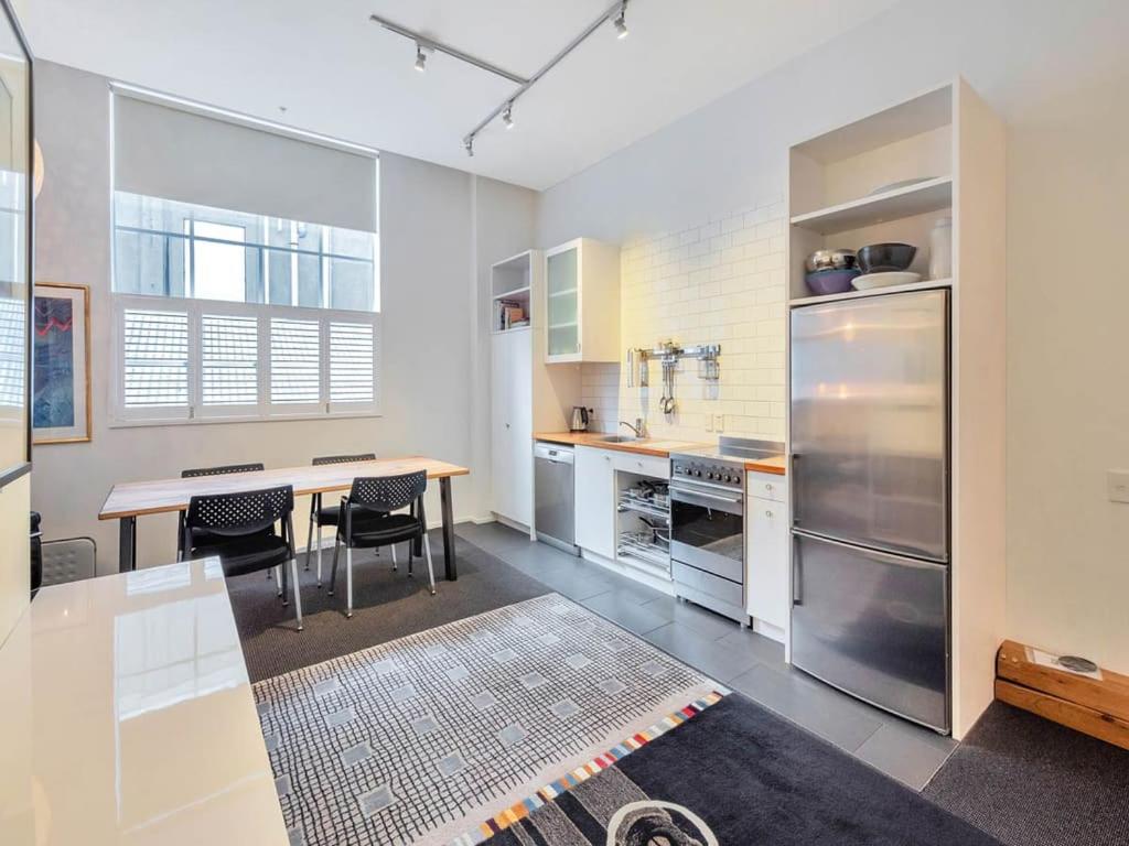 Charming Spacious Two Bedroom in Central CBD view 5