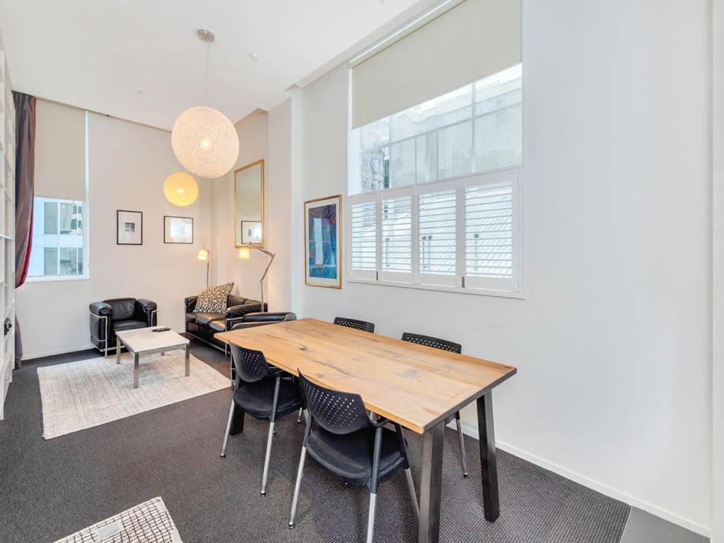 Charming Spacious Two Bedroom in Central CBD view 4