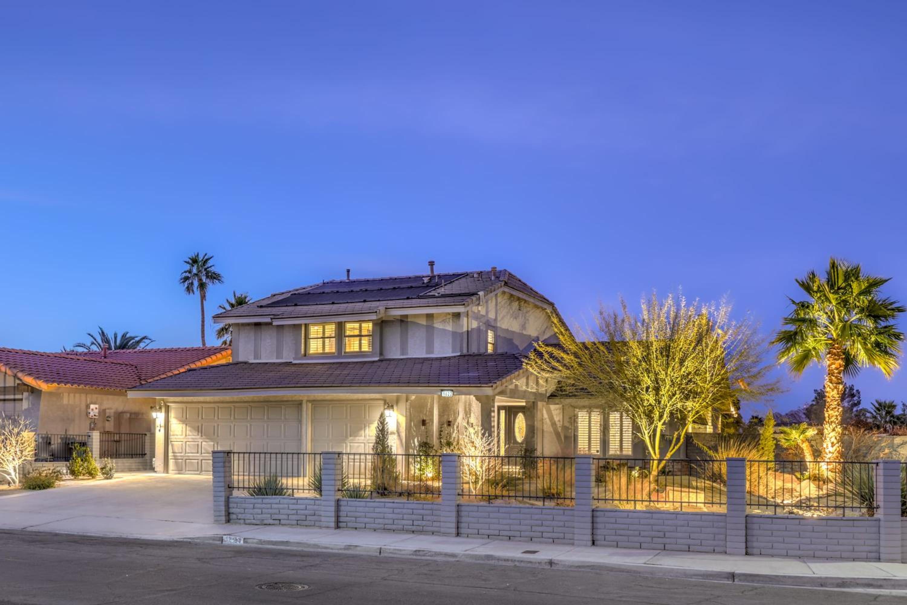Sunset Swim, Luxury Vegas Villa with Pool, Hot Tub