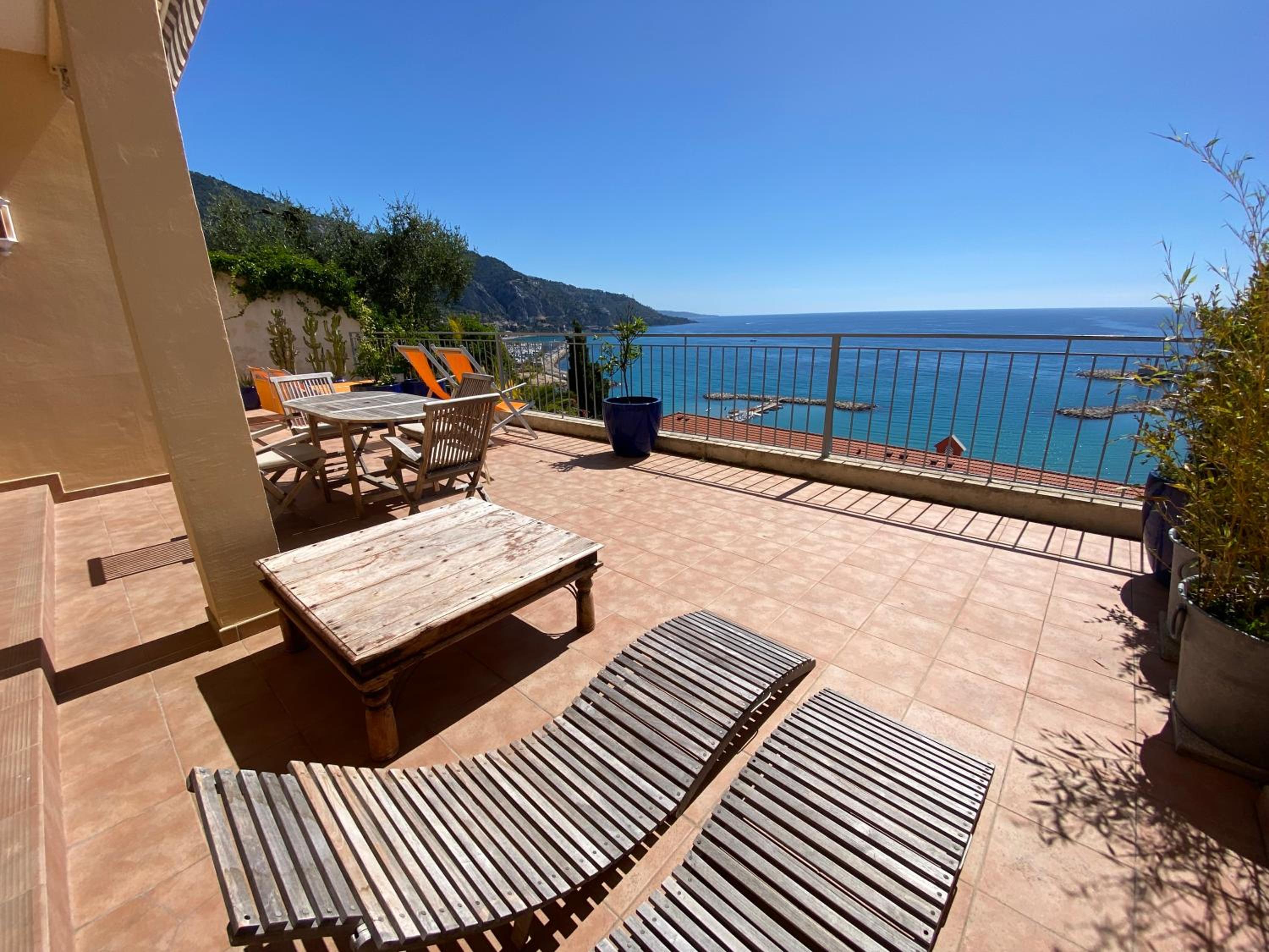 Villa l'ensoleillée vue panoramique mer, 250 m de la plage et du centre ville, photo 14
