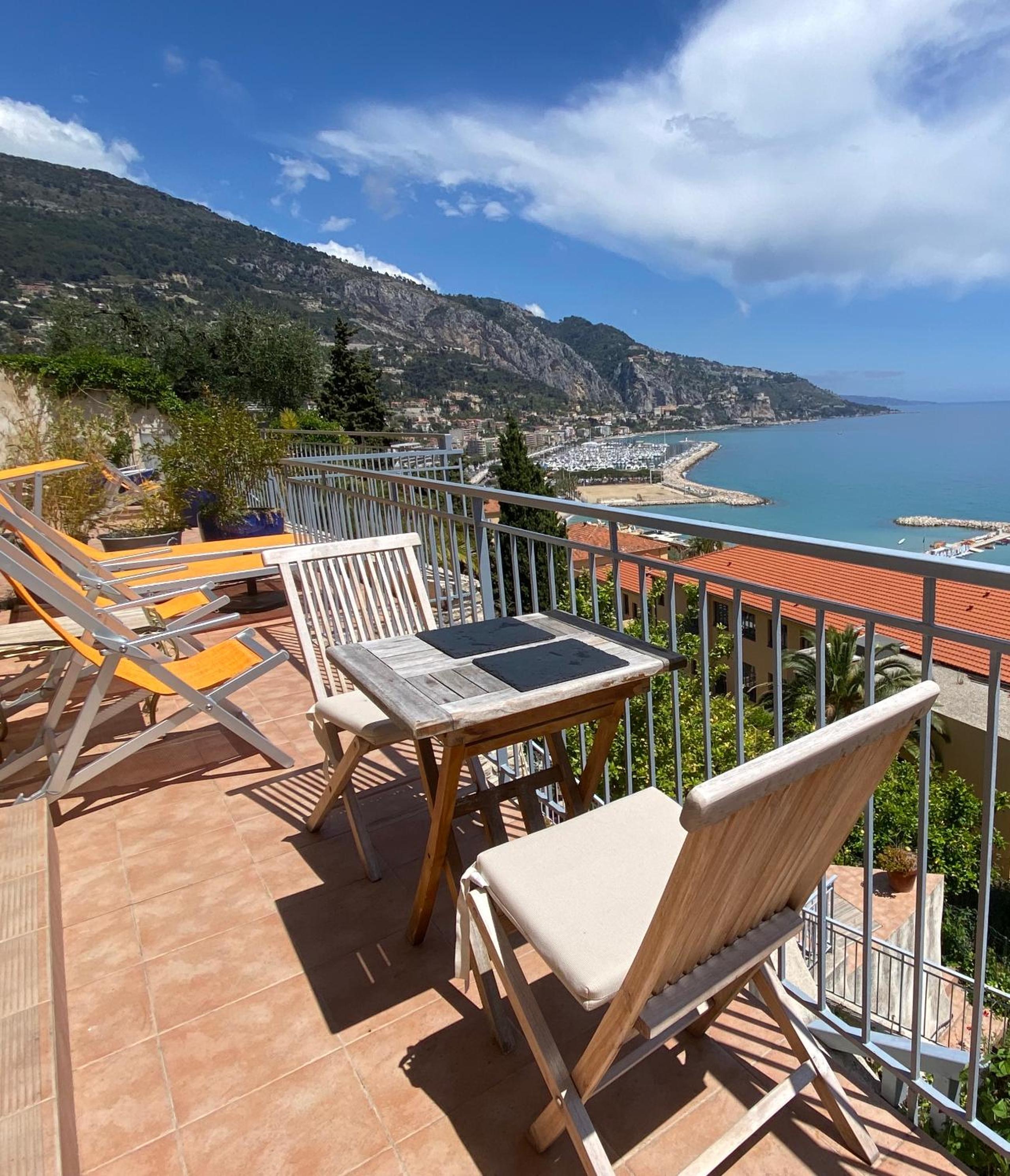 Villa l'ensoleillée vue panoramique mer, 250 m de la plage et du centre ville, photo 82