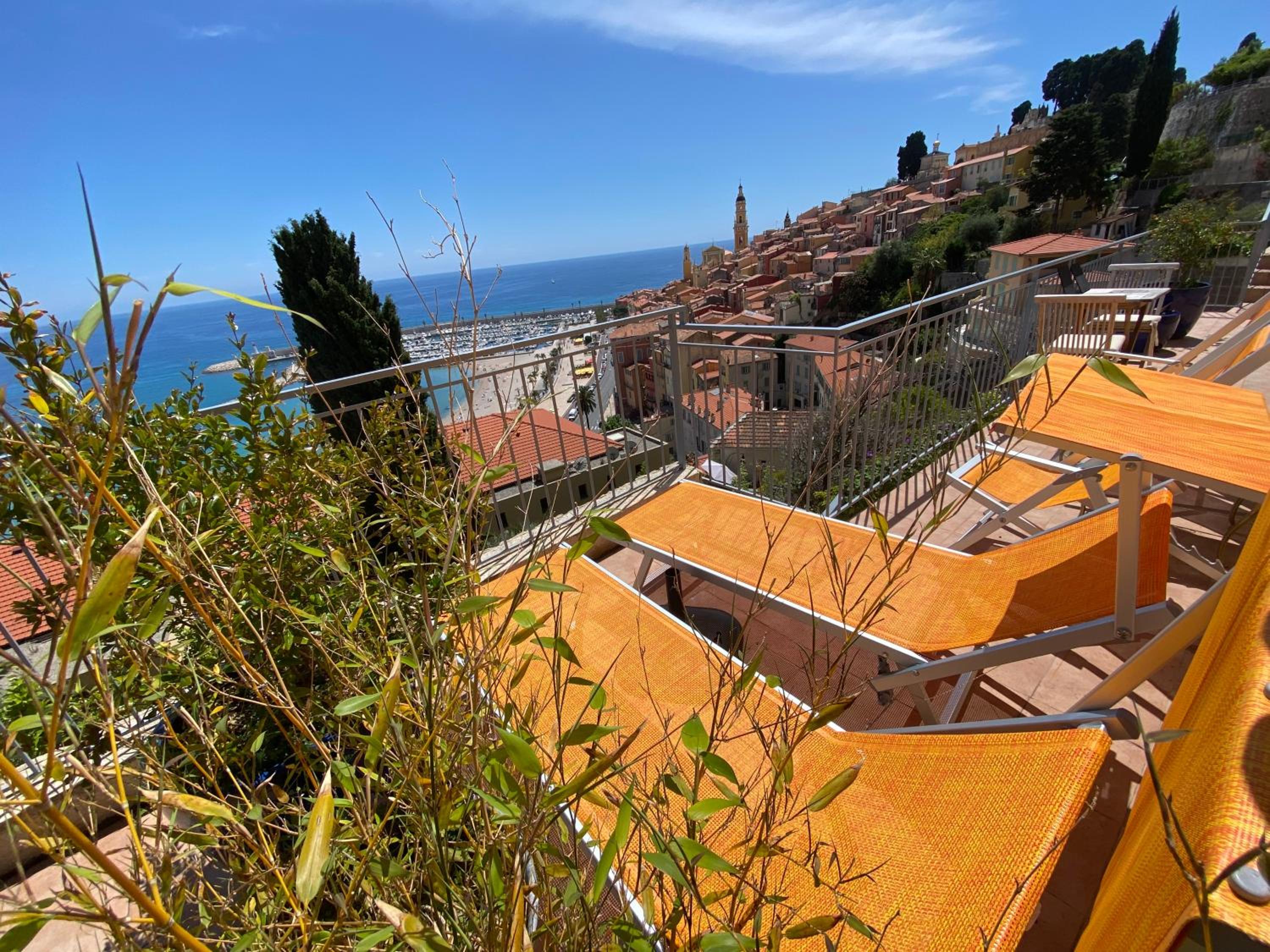 Villa l'ensoleillée vue panoramique mer, 250 m de la plage et du centre ville, photo 31