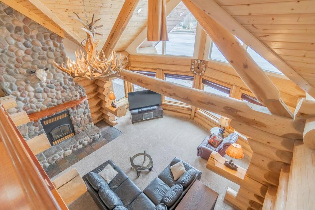Lakefront Luxury Log Home with Spa & Aurora Views view 2