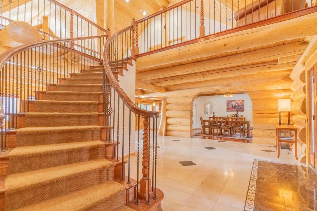 Lakefront Luxury Log Home with Spa & Aurora Views view 4