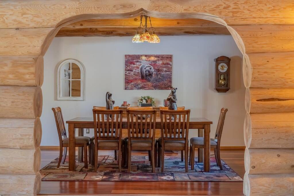 Lakefront Luxury Log Home with Spa & Aurora Views view 5