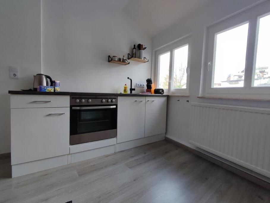 Flair Apartments 'FACHWERK & FLAIR' - Altstadt-Apartment 78 qm für Urlaub oder Geschäftsreise, Innenstadtlage, ruhig, modern, 900 m Bahnhof, 24 Std Check-i