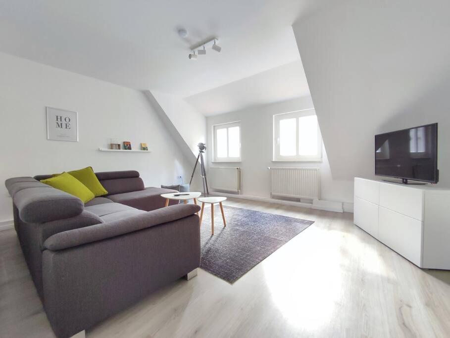 Flair Apartments 'FACHWERK & FLAIR' - Altstadt-Apartment 78 qm für Urlaub oder Geschäftsreise, Innenstadtlage, ruhig, modern, 900 m Bahnhof, 24 Std Check-i