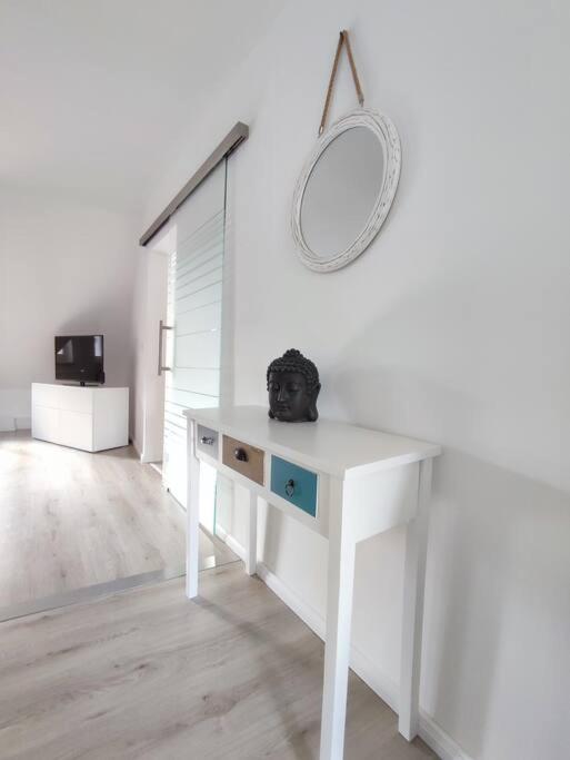 Flair Apartments 'FACHWERK & FLAIR' - Altstadt-Apartment 78 qm für Urlaub oder Geschäftsreise, Innenstadtlage, ruhig, modern, 900 m Bahnhof, 24 Std Check-i