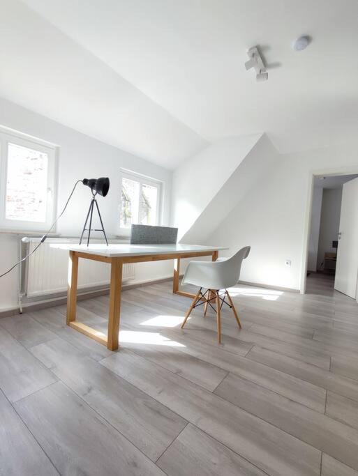 Flair Apartments 'FACHWERK & FLAIR' - Altstadt-Apartment 78 qm für Urlaub oder Geschäftsreise, Innenstadtlage, ruhig, modern, 900 m Bahnhof, 24 Std Check-i