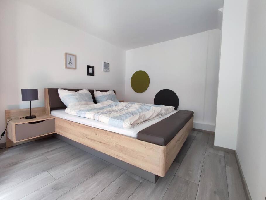 Flair Apartments 'FACHWERK & FLAIR' - Altstadt-Apartment 78 qm für Urlaub oder Geschäftsreise, Innenstadtlage, ruhig, modern, 900 m Bahnhof, 24 Std Check-i