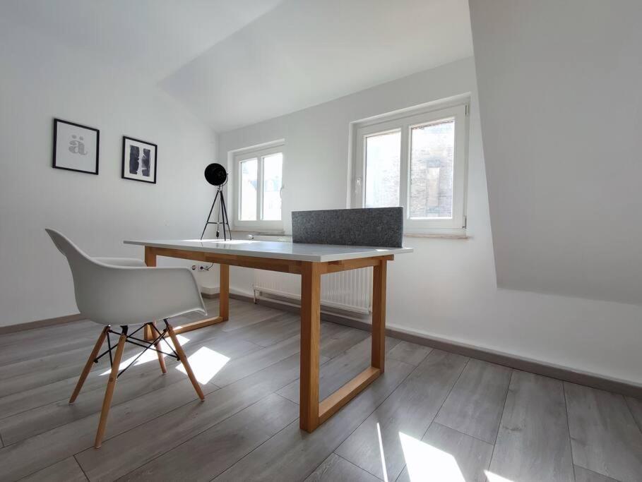 Flair Apartments 'FACHWERK & FLAIR' - Altstadt-Apartment 78 qm für Urlaub oder Geschäftsreise, Innenstadtlage, ruhig, modern, 900 m Bahnhof, 24 Std Check-i
