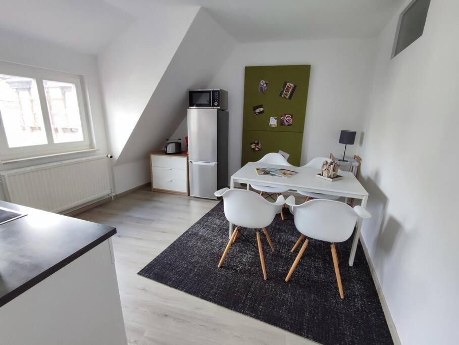 Flair Apartments 'FACHWERK & FLAIR' - Altstadt-Apartment 78 qm für Urlaub oder Geschäftsreise, Innenstadtlage, ruhig, modern, 900 m Bahnhof, 24 Std Check-i
