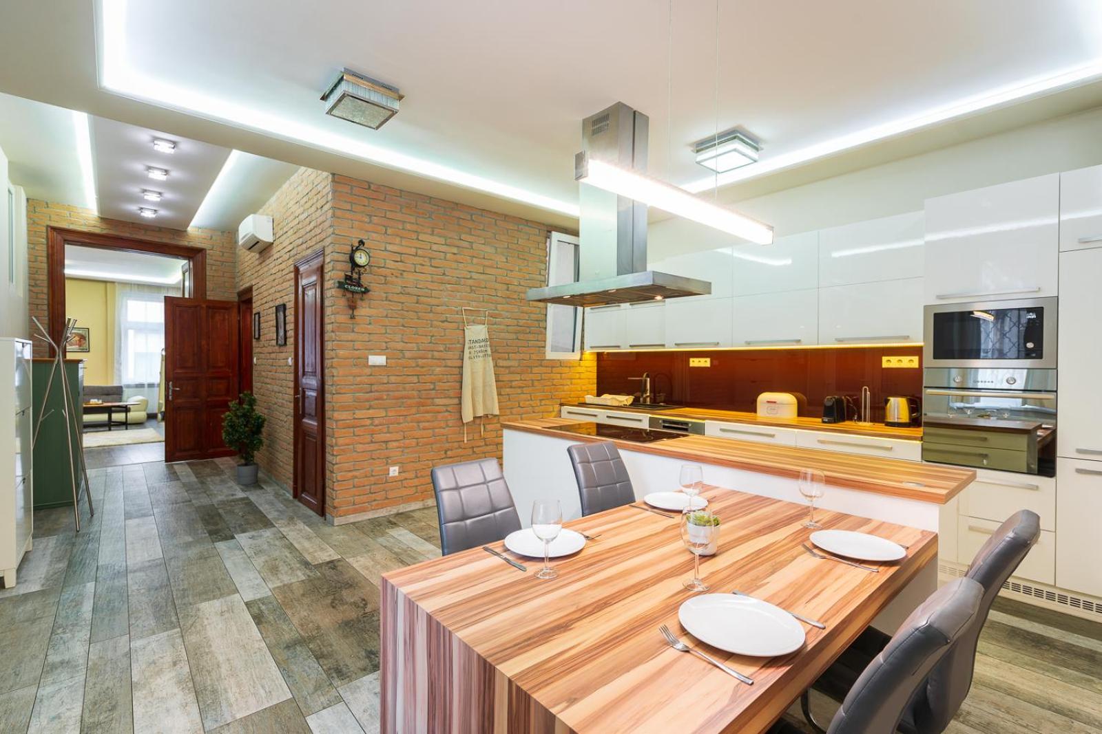 Vibrant and spacious downtown Budapest flat view 3