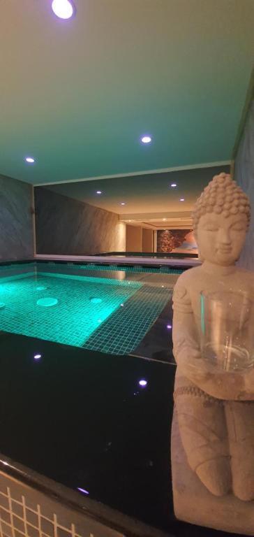 Modern Top Floor Sea View 3BR with Pools, Spa & Fitness