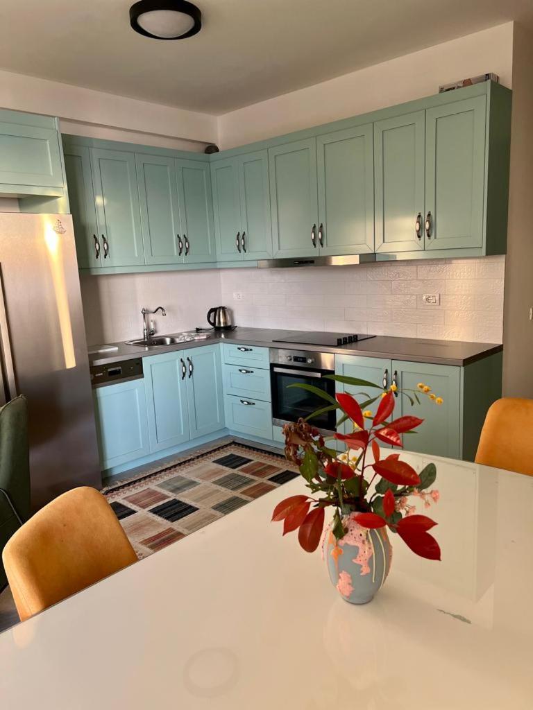 White SideSea View Apartment