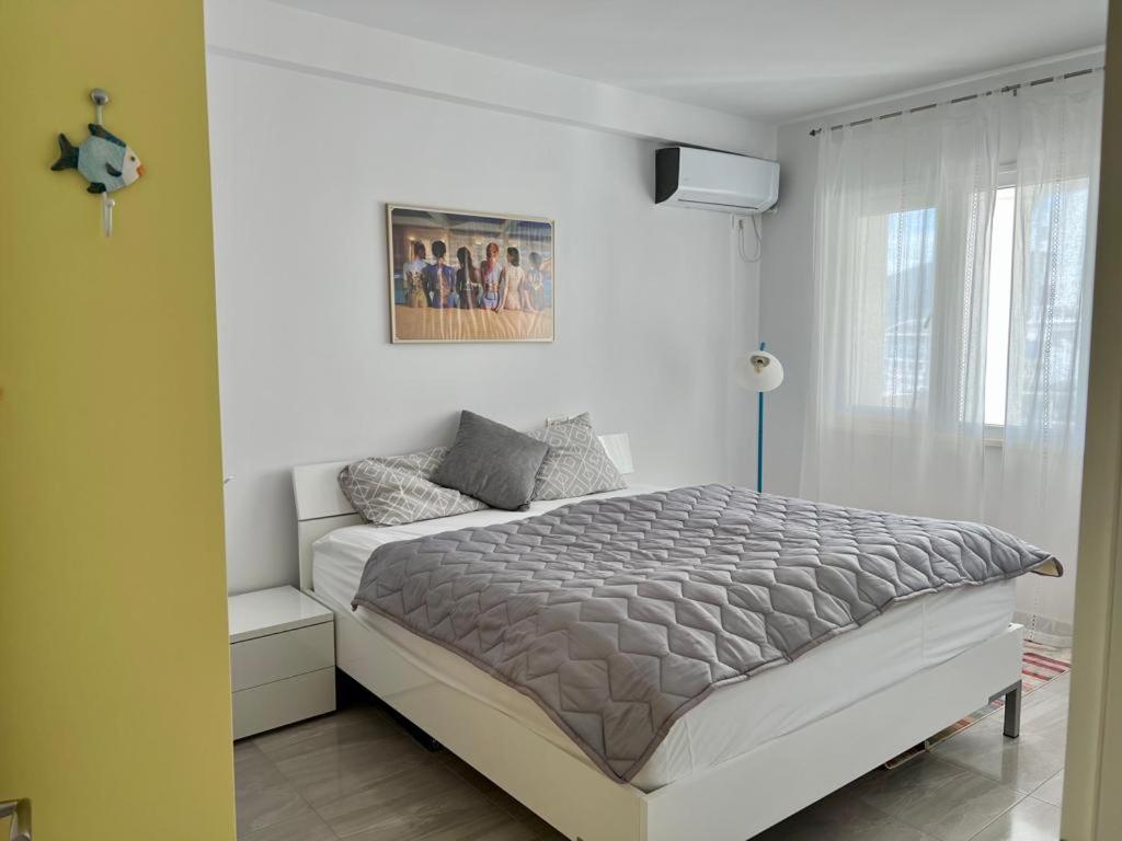 White SideSea View Apartment