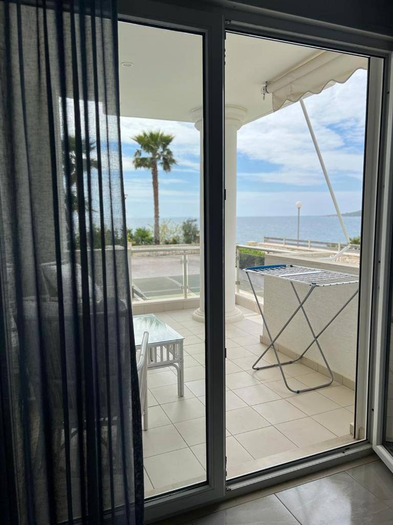White SideSea View Apartment