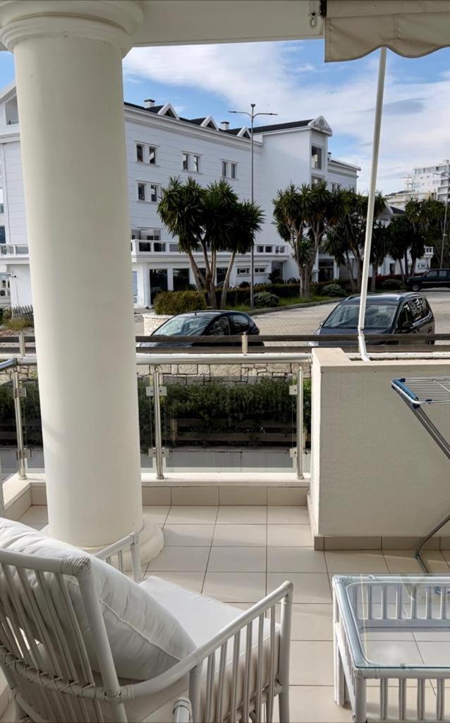 White SideSea View Apartment