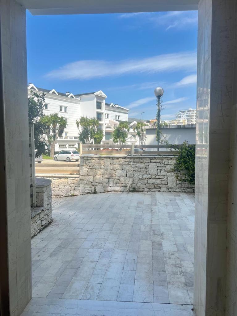 White SideSea View Apartment