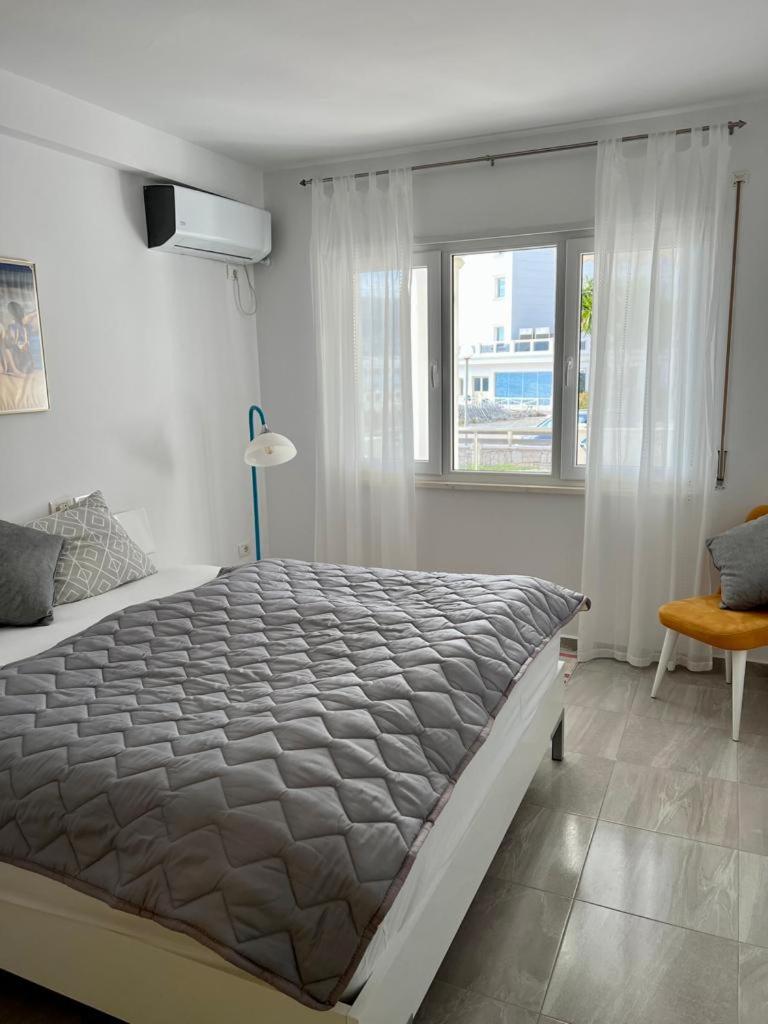 White SideSea View Apartment
