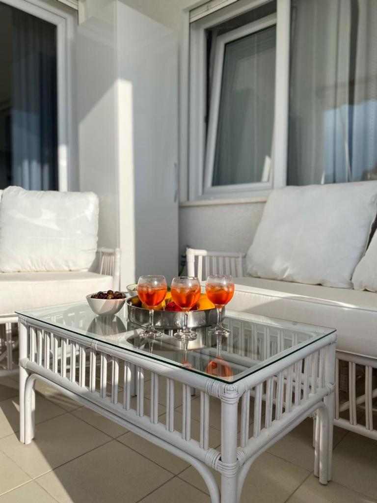 White SideSea View Apartment
