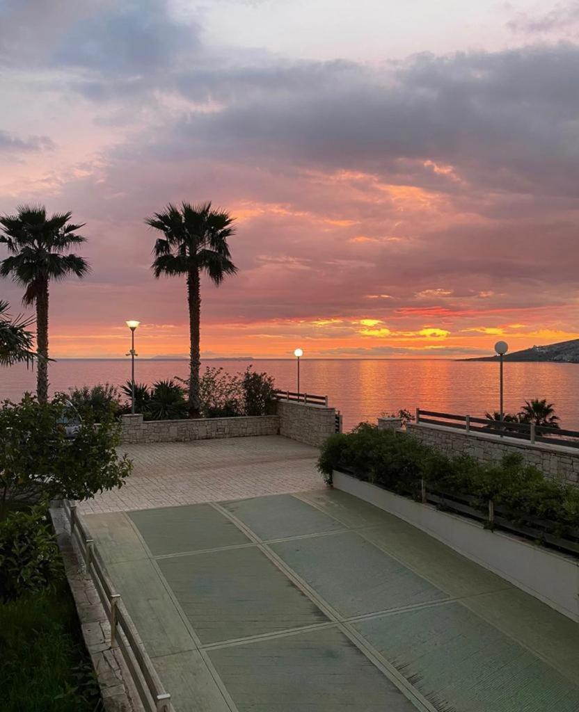 White SideSea View Apartment