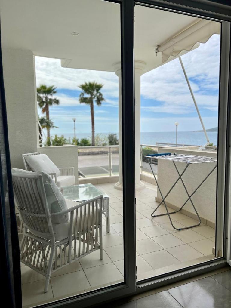 White SideSea View Apartment