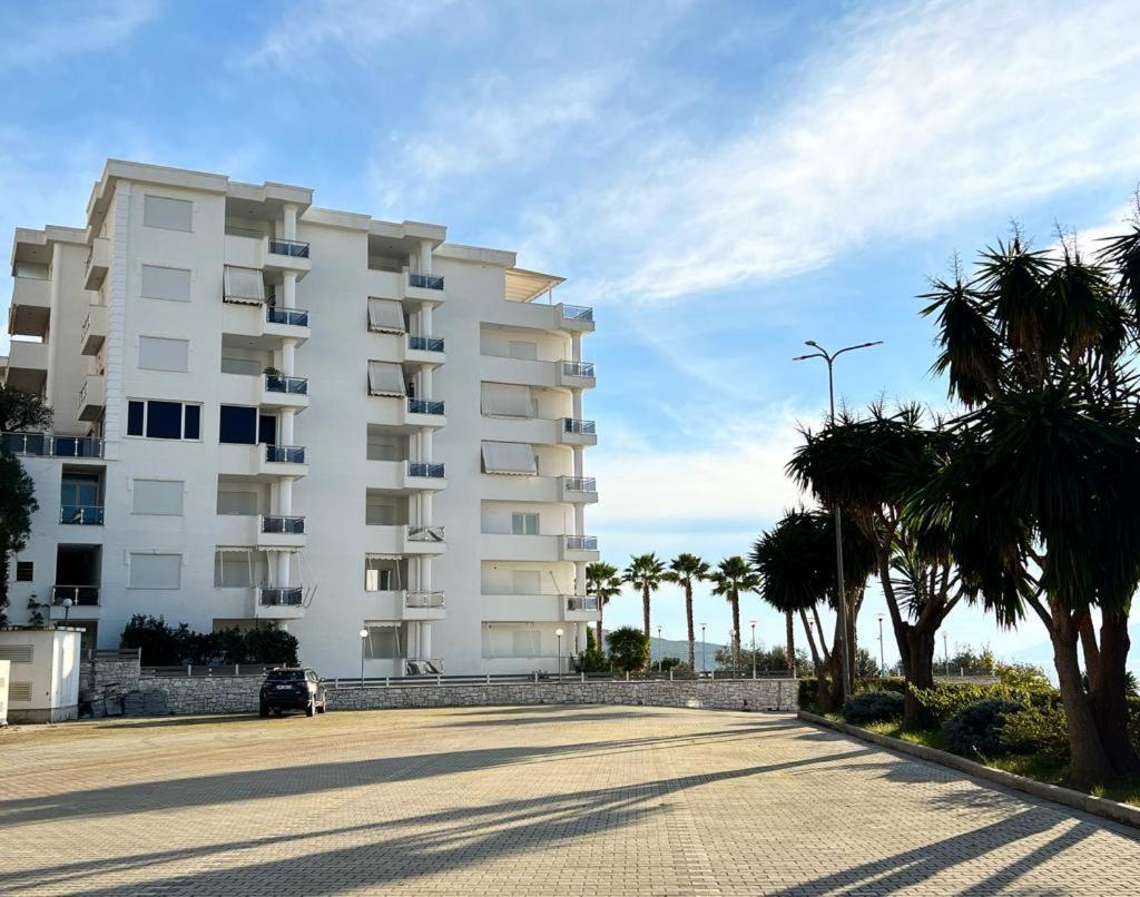 White SideSea View Apartment
