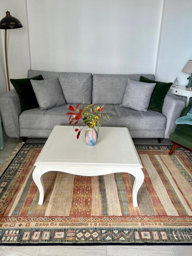 White SideSea View Apartment