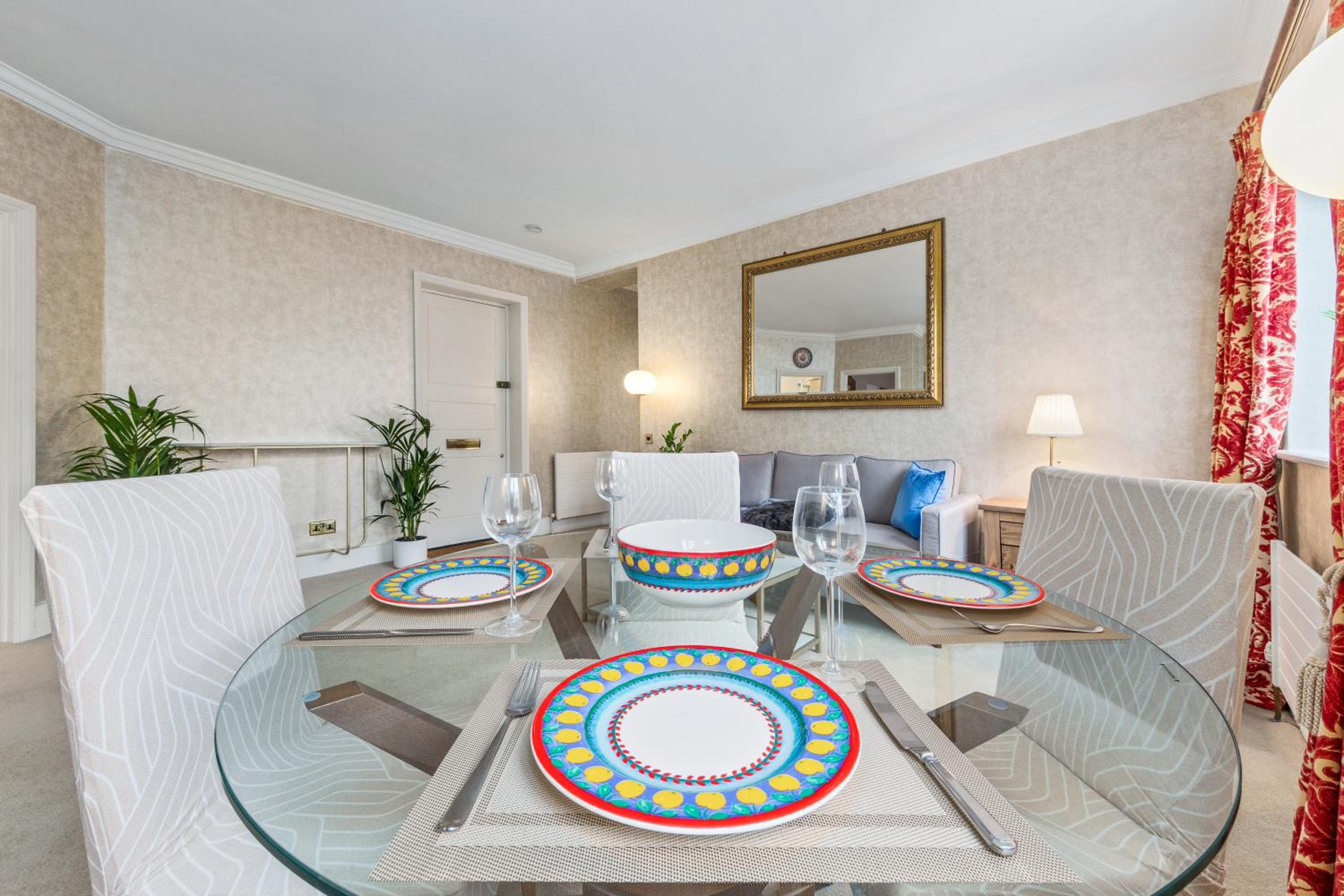 The Mayfair Large Snug view 2
