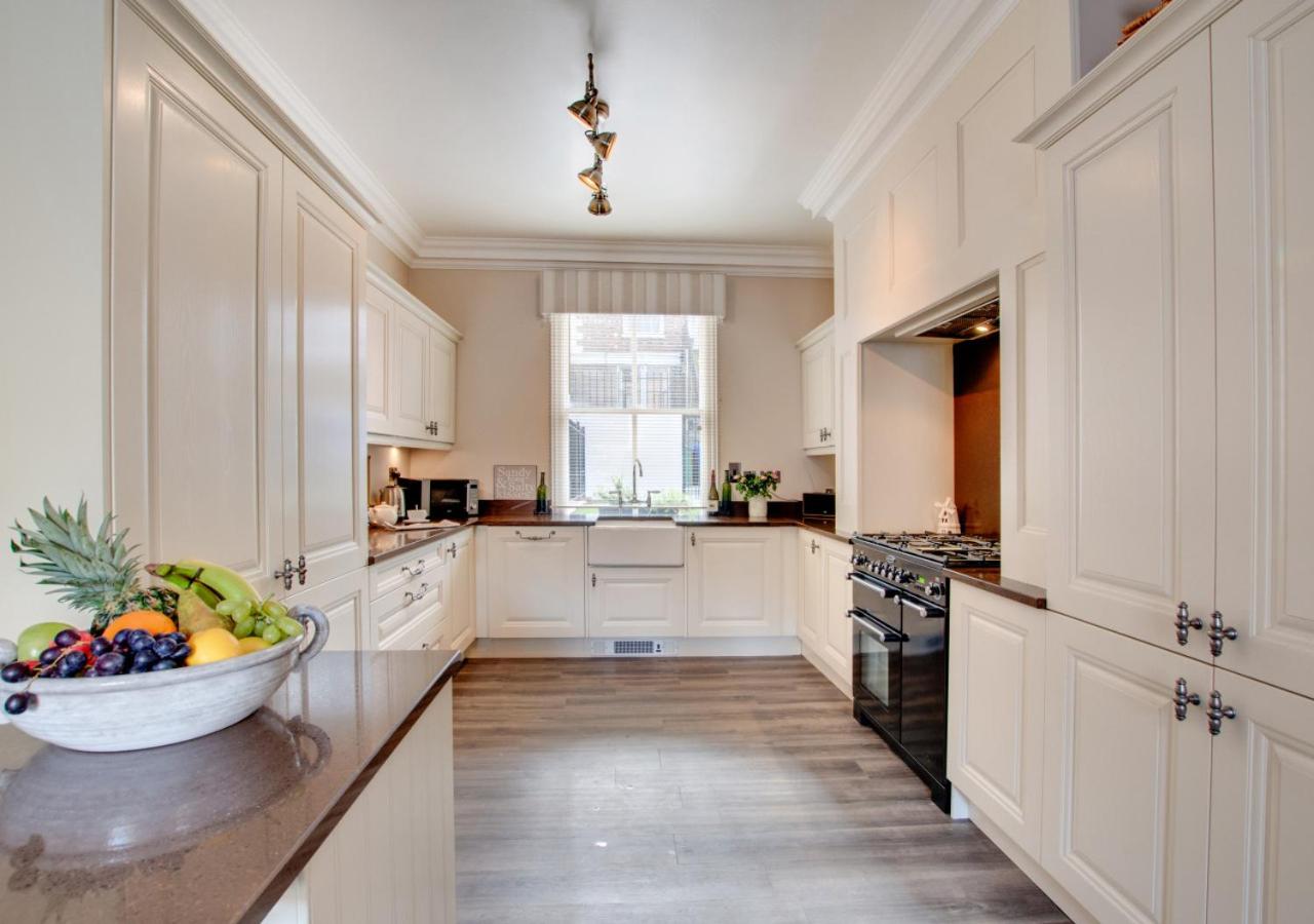 4 Bed in Whitby oc-w461