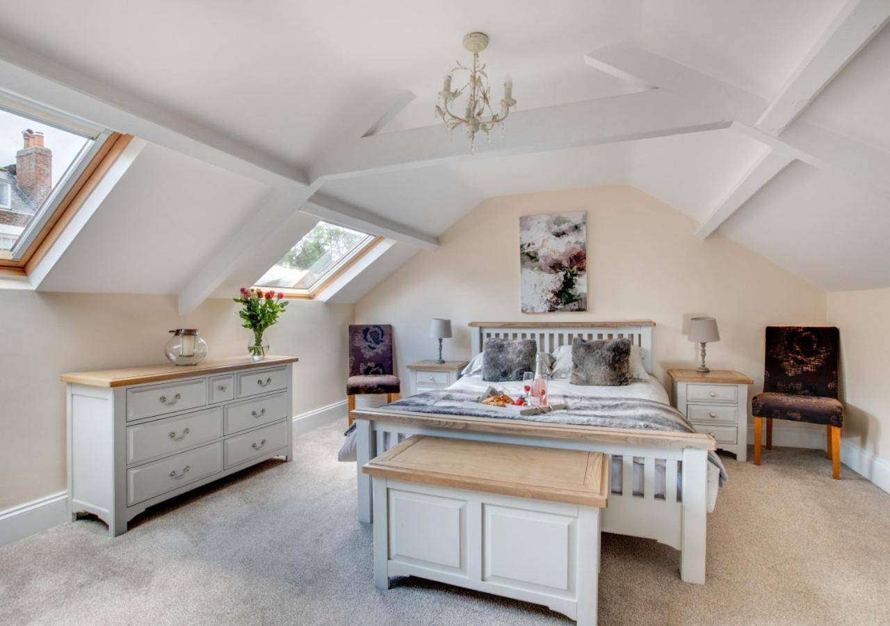 4 Bed in Whitby oc-w461