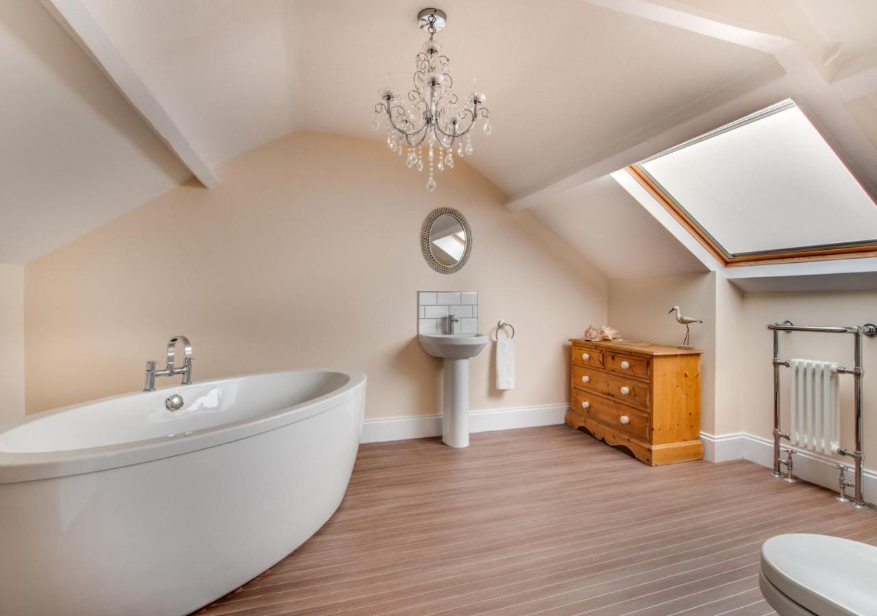4 Bed in Whitby oc-w461