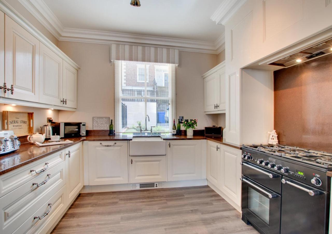 4 Bed in Whitby oc-w461