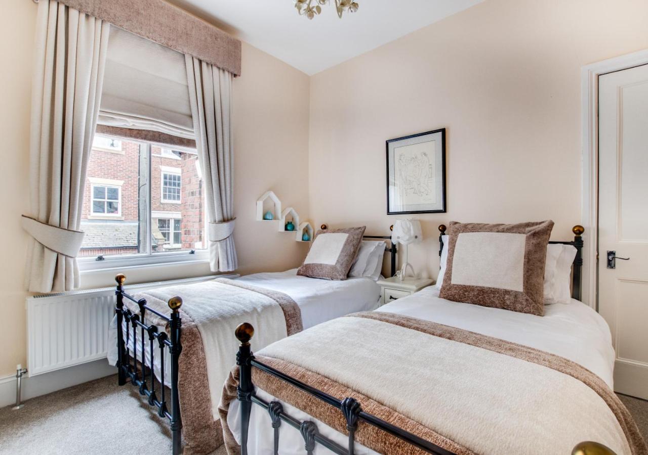 4 Bed in Whitby oc-w461