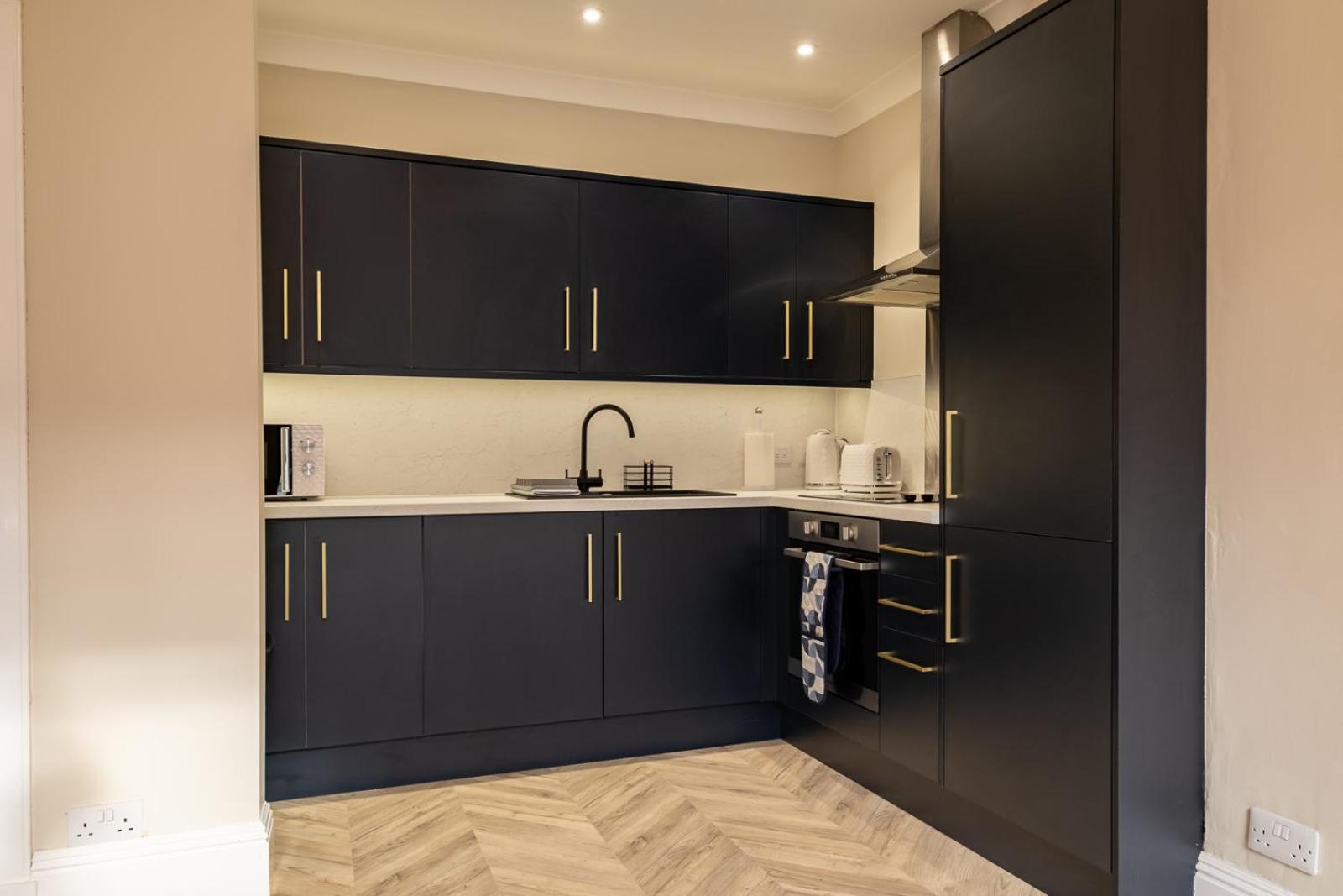 Modern City Stay - SJA Stays - 2 Bed Apartment view 5